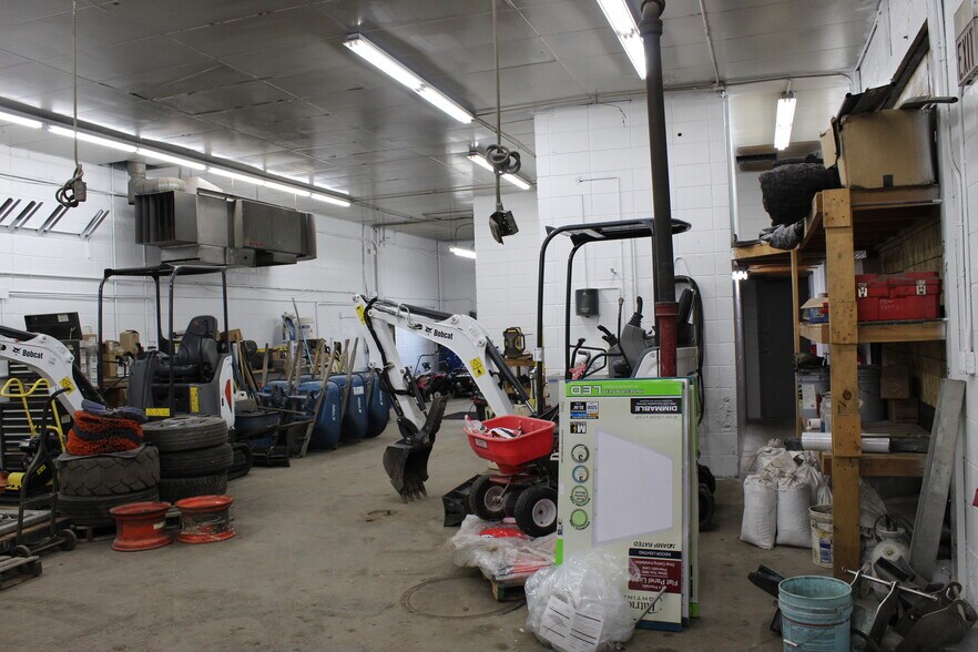 More Photos Of 541 W 90th St, Bloomington Showroom For Sale