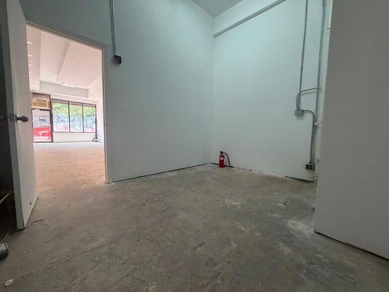 More Photos Of 4025-4049 Laconia Ave, Bronx Storefront For Lease