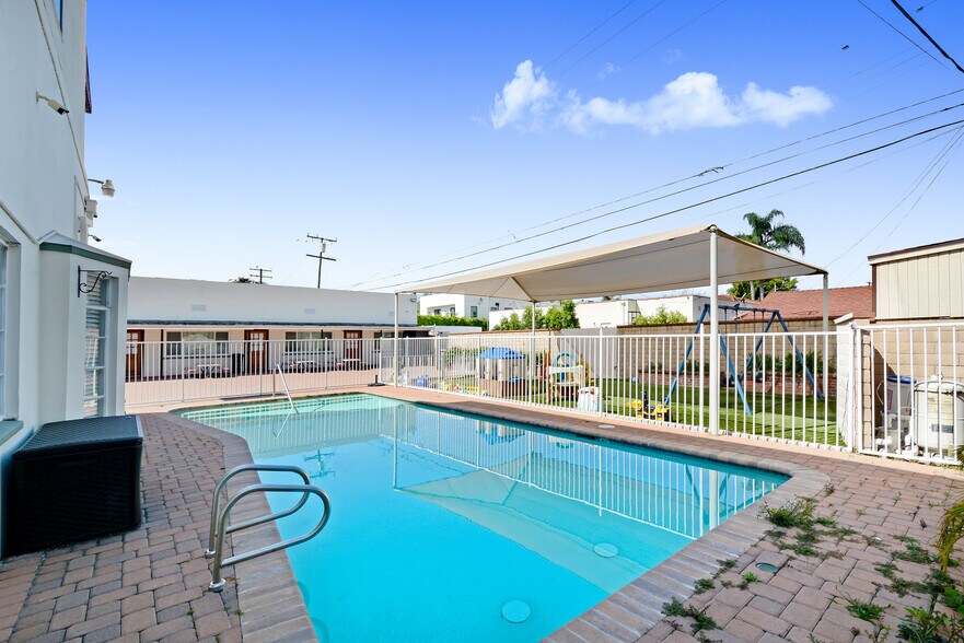 More Photos Of 419 S Robertson Blvd, Beverly Hills Schools For Sale