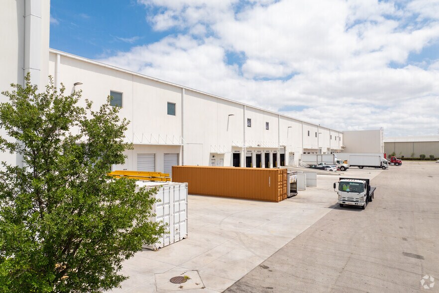 More Photos Of 8200 NW 93rd St, Medley Distribution For Lease