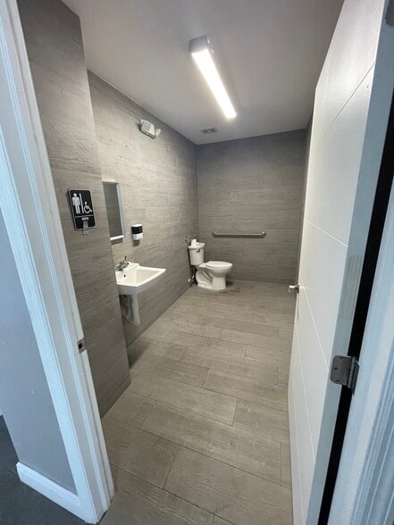 More Photos Of 5731 SW 23rd St, West Park Auto Repair For Lease