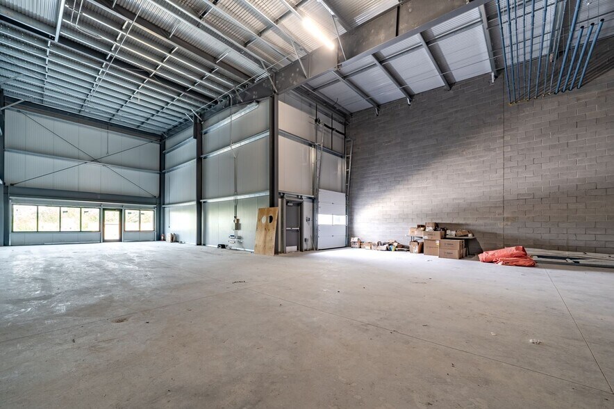 More Photos Of 296 University ave, Belleville Industrial For Lease