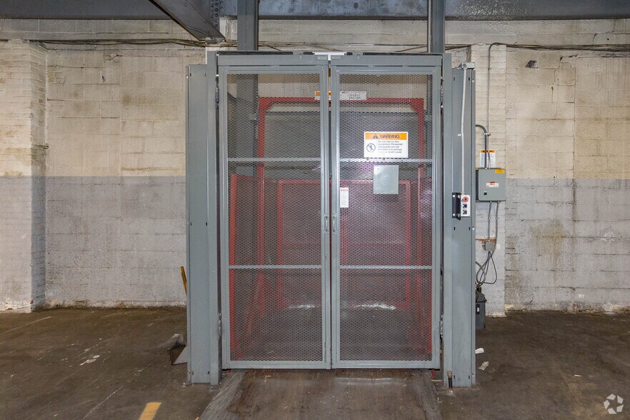 More Photos Of 11 E 2nd St, Mineola Warehouse For Lease