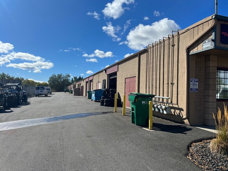 More Photos Of 397-399 Greg St, Sparks Light Distribution For Lease