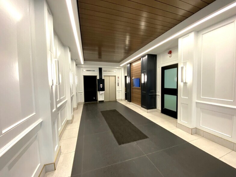 More Photos Of 156-160 E Market St, Indianapolis Loft Creative Space For Lease