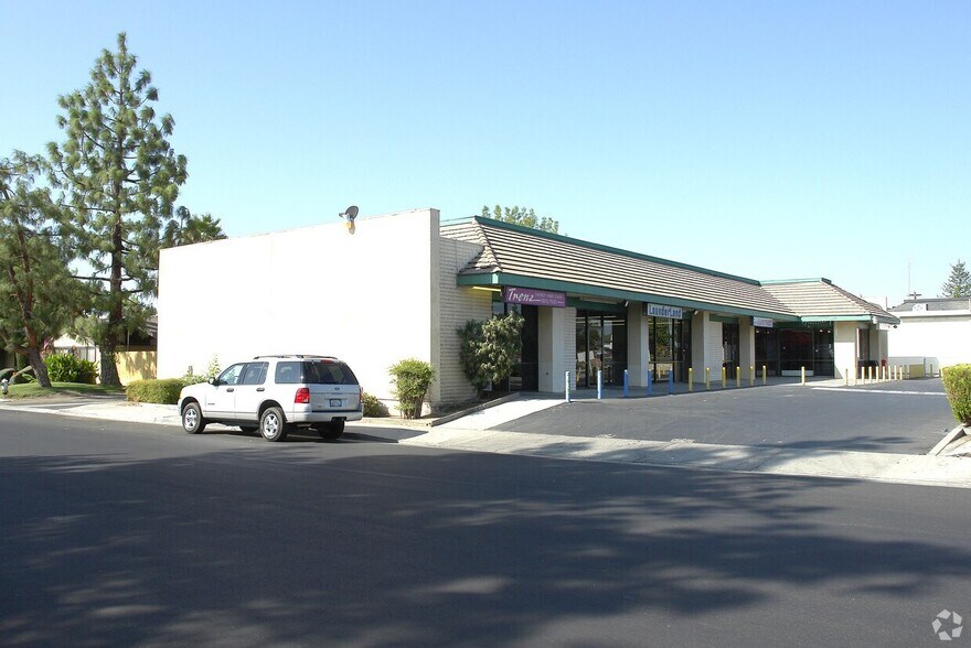 More Photos Of 4601-4619 Wilson Rd, Bakersfield Storefront For Lease