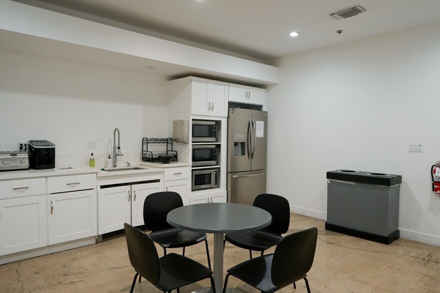 More Photos Of 7 Studebaker, Irvine Light Distribution For Lease