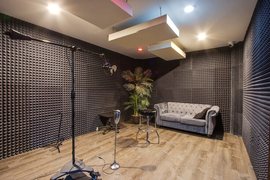 More Photos Of 4251 W Oquendo Rd, Las Vegas Light Distribution For Sale