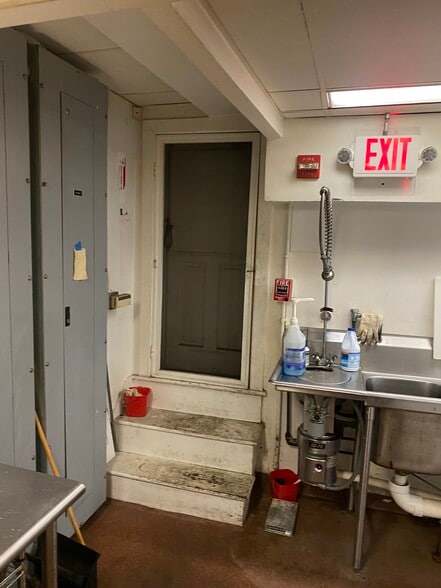 More Photos Of 333 N Charles St, Baltimore Storefront Retail Office For Lease