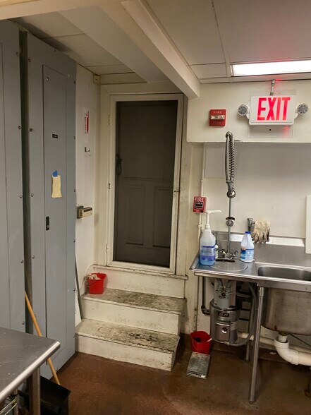 More Photos Of 333 N Charles St, Baltimore Storefront Retail Office For Lease