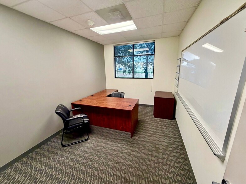 More Photos Of 18155 Chisholm Trl, Houston Warehouse For Lease