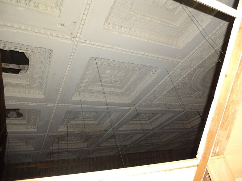 More Photos Of 201 N Penn Ave, Independence Office For Sale