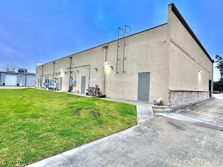 More Photos Of 1395 Northpark Dr, Kingwood Freestanding For Lease