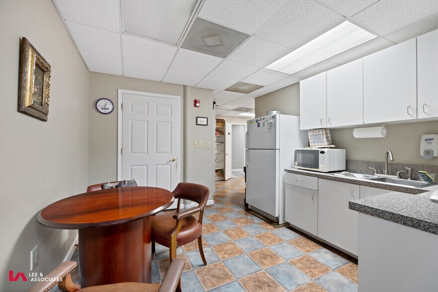 More Photos Of 1686 Roswell Rd, Marietta Office For Sale