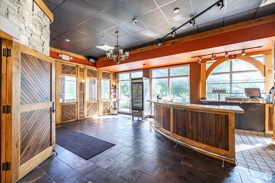 More Photos Of 3825 S Kinnickinnic Ave, Milwaukee Restaurant For Lease