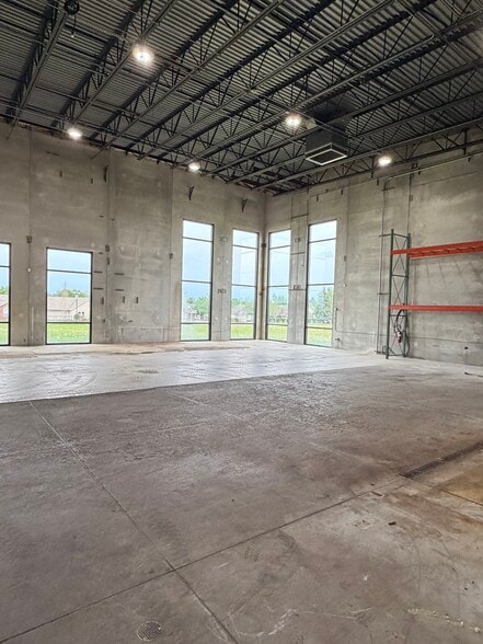 More Photos Of 572 Brewery Ln, Bourbonnais Showroom For Lease