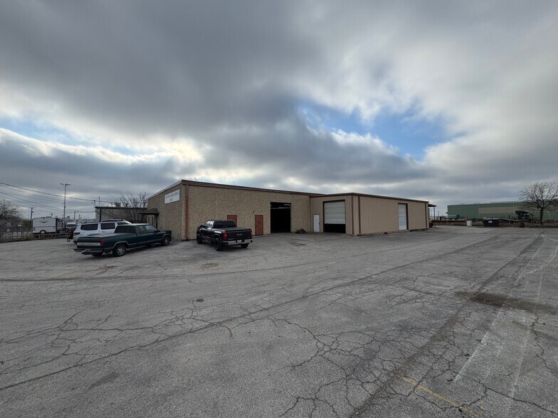 More Photos Of 5858 Bicentennial St, San Antonio Service For Lease