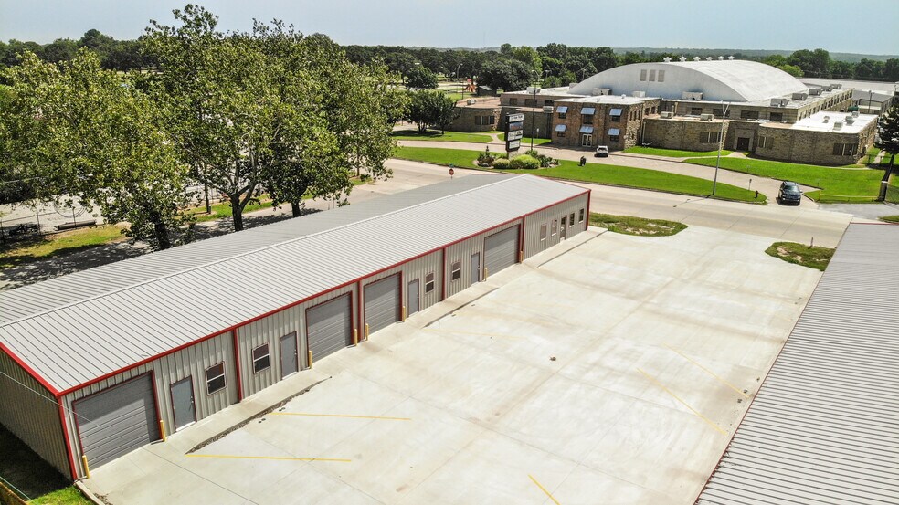 More Photos Of 607 S Lake Murray Dr, Ardmore Showroom For Sale