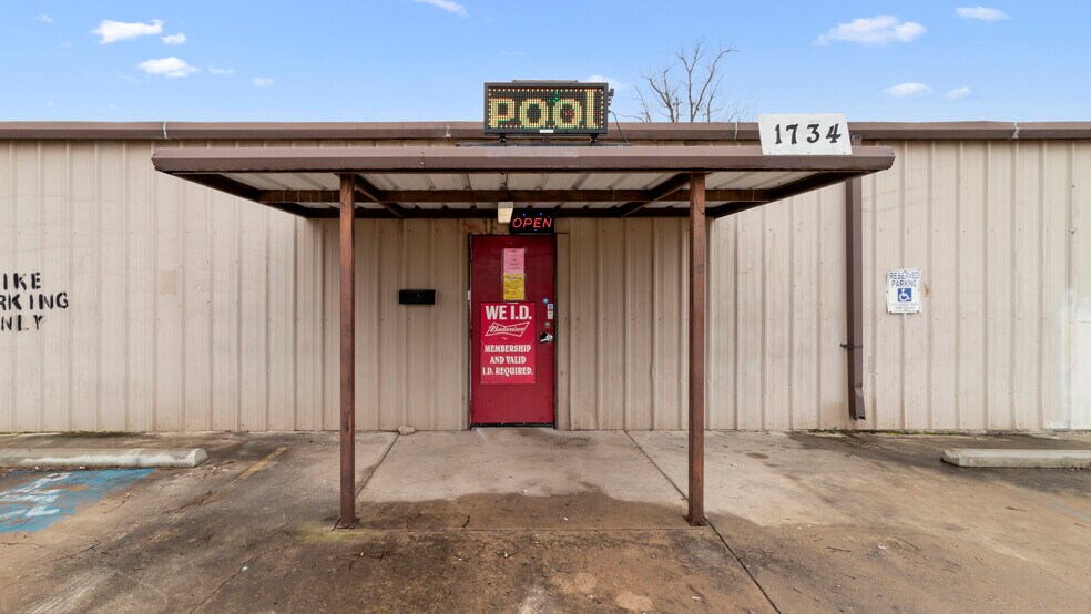 More Photos Of 1734 N Main St, Paris Freestanding For Sale
