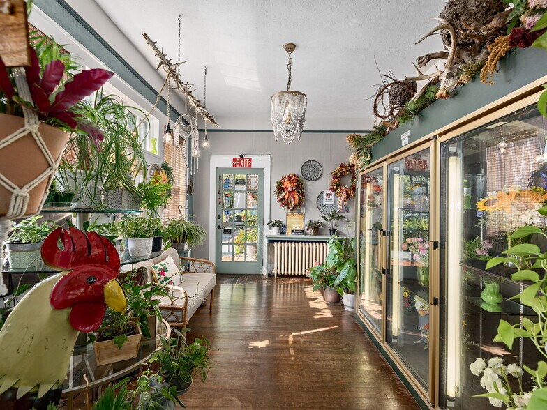 More Photos Of 104 Clairmont Dr, Hendersonville Storefront For Sale