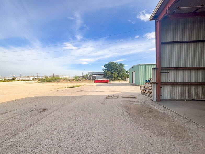 More Photos Of 3803 Mankins Ave, Odessa Warehouse For Sale