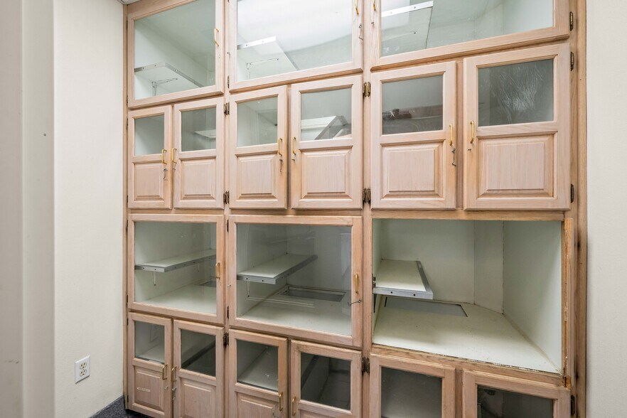 More Photos Of 7902 Slide Rd, Lubbock Veterinarian Kennel For Lease