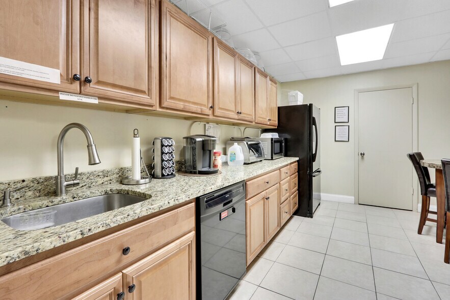 More Photos Of 2240 Palm Beach Lakes Blvd, West Palm Beach Office For Sale