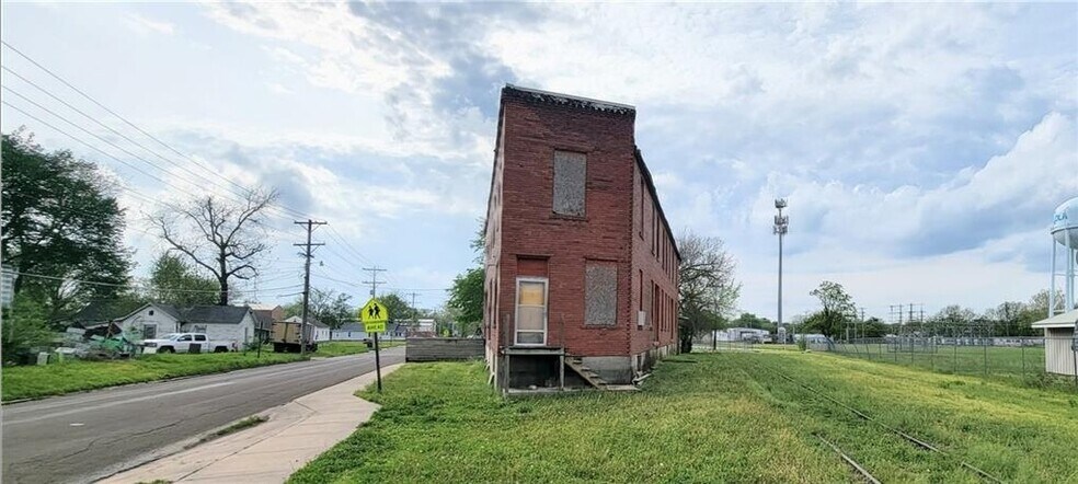 More Photos Of 512 Monroe st, Iola Loft Creative Space For Sale