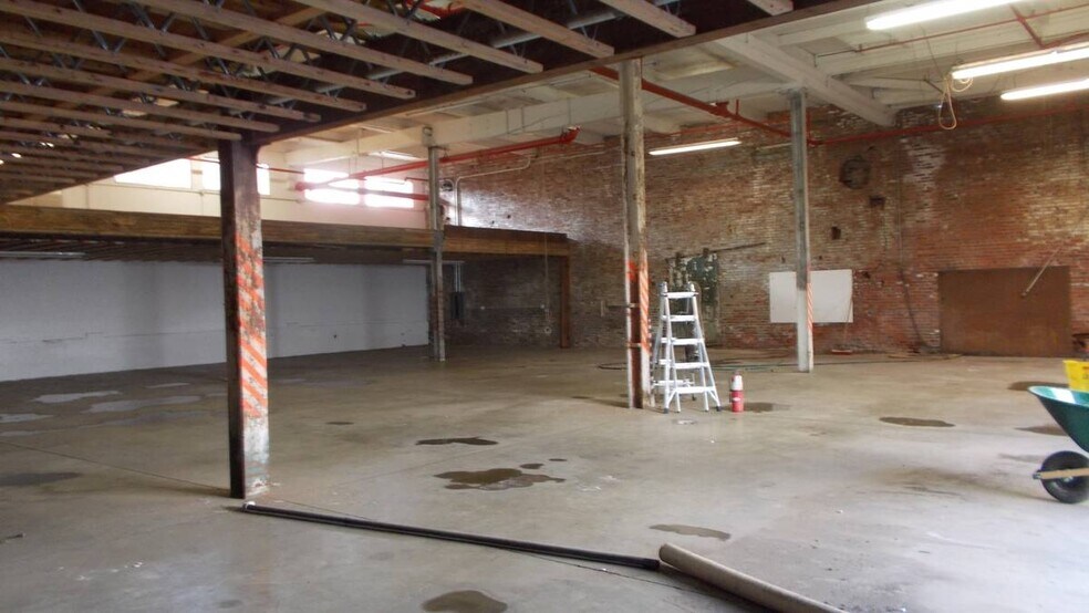 More Photos Of 5015-5025 Colorado Ave S, Seattle Warehouse For Lease