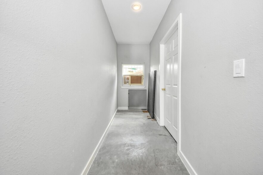 More Photos Of 8346 Howard Dr, Houston Office For Sale