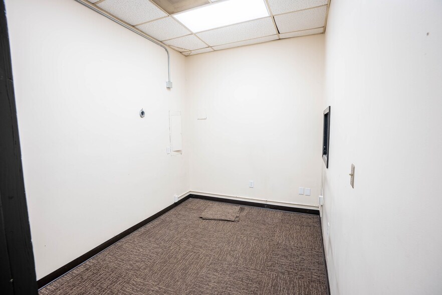 More Photos Of 902-904 Cleveland St, Durham Flex For Lease