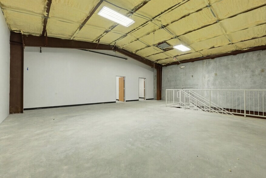 More Photos Of 6305 Beverlyhill St, Houston Warehouse For Sale