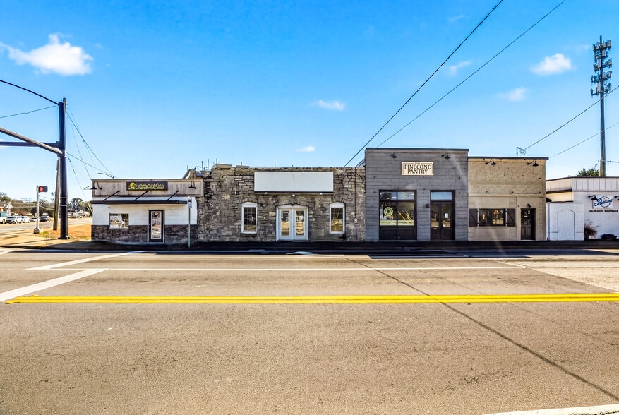 More Photos Of 410 Grayson Pky, Grayson Storefront For Sale