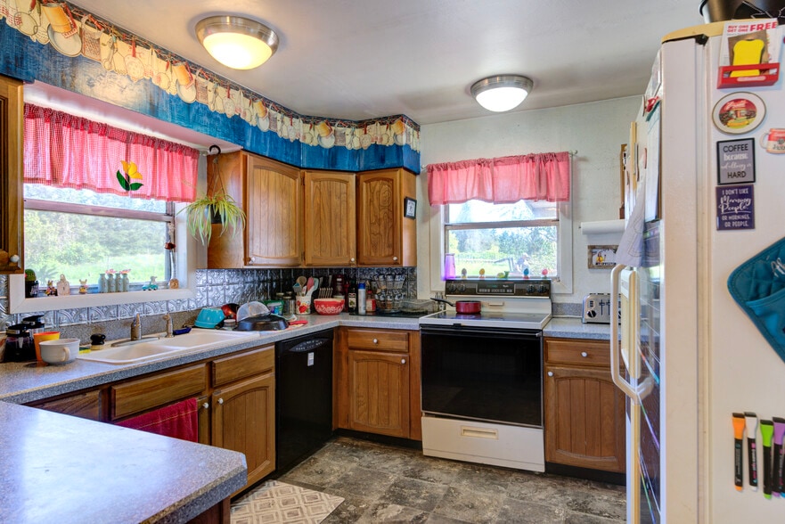 More Photos Of 18400 N Highway 99 W, Dayton Light Manufacturing For Sale