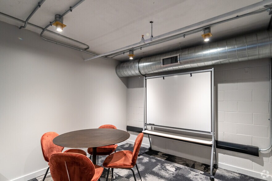 More Photos Of 603 Munger Ave, Dallas Office For Lease