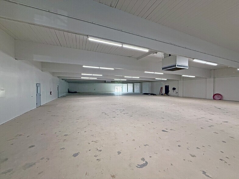 More Photos Of 1755 Ford Ln, Saint Charles Showroom For Lease