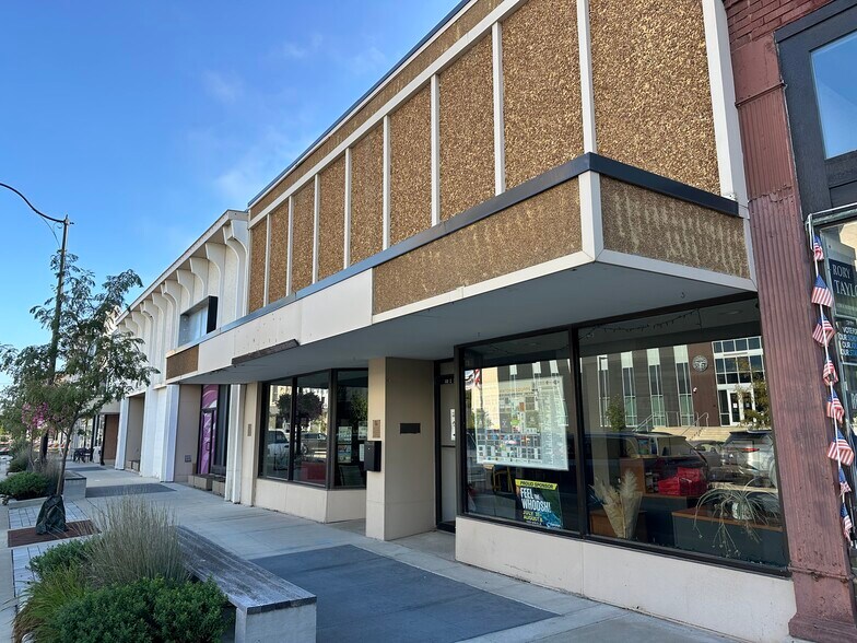 Primary Photo Of 110 N Howard St, Indianola Storefront For Sale