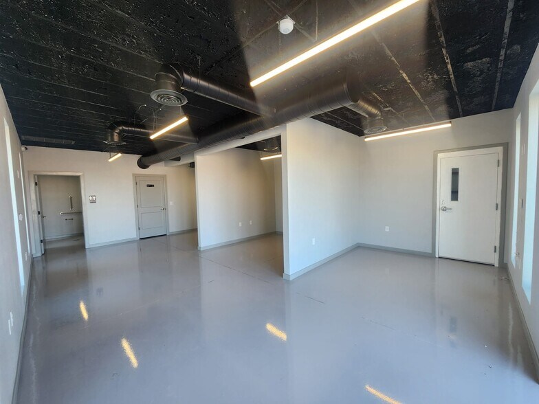 More Photos Of 22950 Stern Dr, Anthony Warehouse For Lease