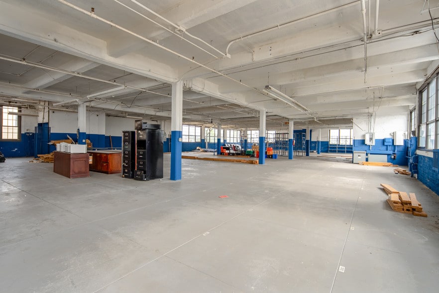 More Photos Of 86-90 Forrest St, Jersey City Warehouse For Lease