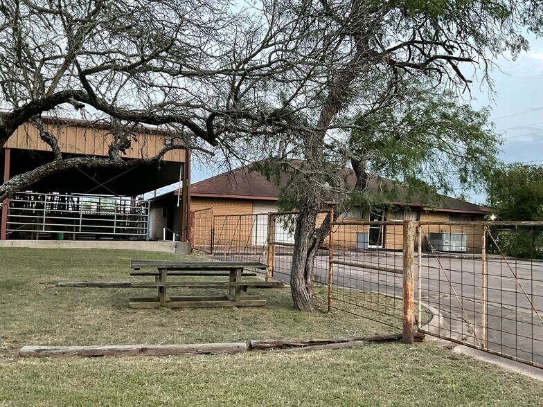 More Photos Of 1310 W Grand Ave, Yoakum Veterinarian Kennel For Sale