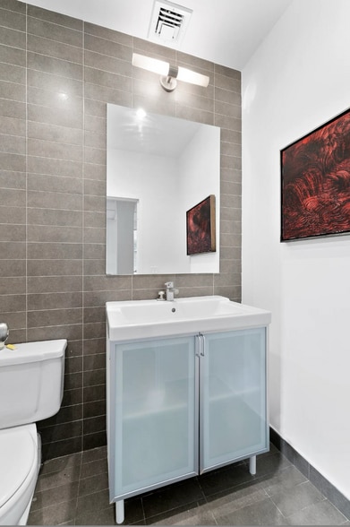 More Photos Of 40-42 W 17th St, New York Apartments For Lease