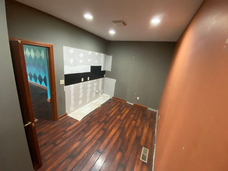 More Photos Of 909 Dover Rd, Wooster Office Residential For Lease