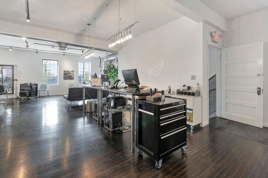 More Photos Of 6091-6095 Montgomery Rd, Cincinnati Storefront Retail Office For Lease