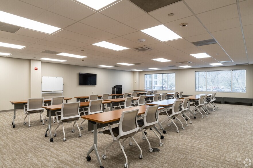 More Photos Of 20 Commerce Dr, Cranford Coworking Space