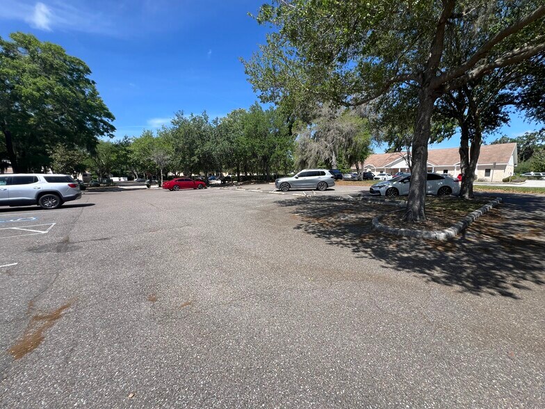 More Photos Of 533 Medical Oaks Ave, Brandon Office For Sale