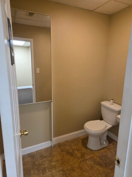 More Photos Of 3140 Lees Ln, Mobile Light Distribution For Lease