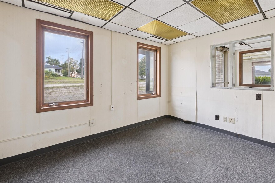 More Photos Of 211 Lee St, Saginaw Manufacturing For Sale