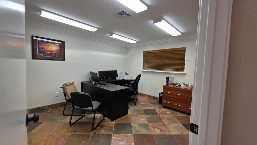 More Photos Of 3909 Vegas Dr, Las Vegas Office For Sale