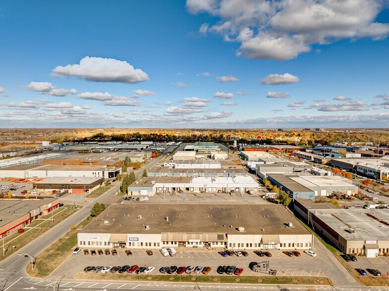 More Photos Of 3401-3421 Boul Industriel, Laval Light Distribution For Lease