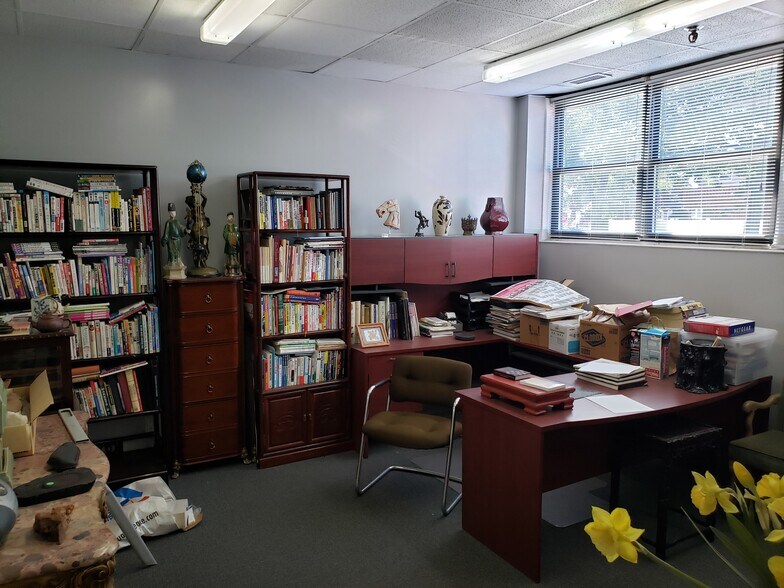 More Photos Of 174-180 Miller Pl, Hicksville Warehouse For Lease